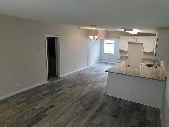 5th image of 906 Baywood St
