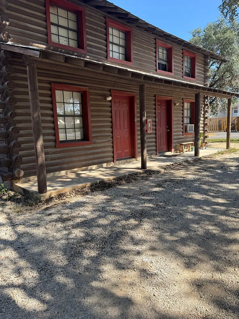 Bandera Log Cabin Apartments — Photo 3