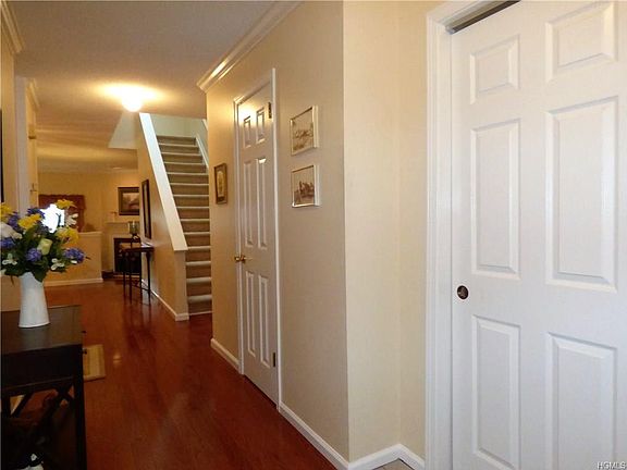 3rd image of 303 Stonewall Ln