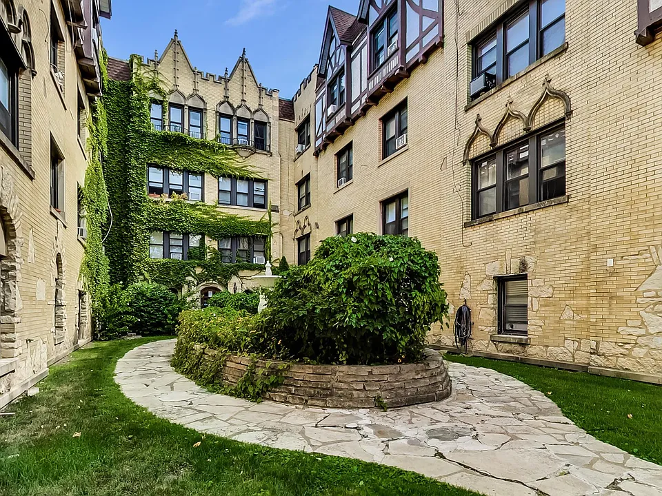 5655 N Spaulding Ave #3E