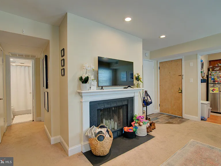 2100 N Scott St #103 — Photo 6