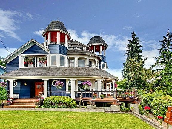 Welcome to the "Castle House" located above the Alki neighborhood of West Seattle. Located on a quie