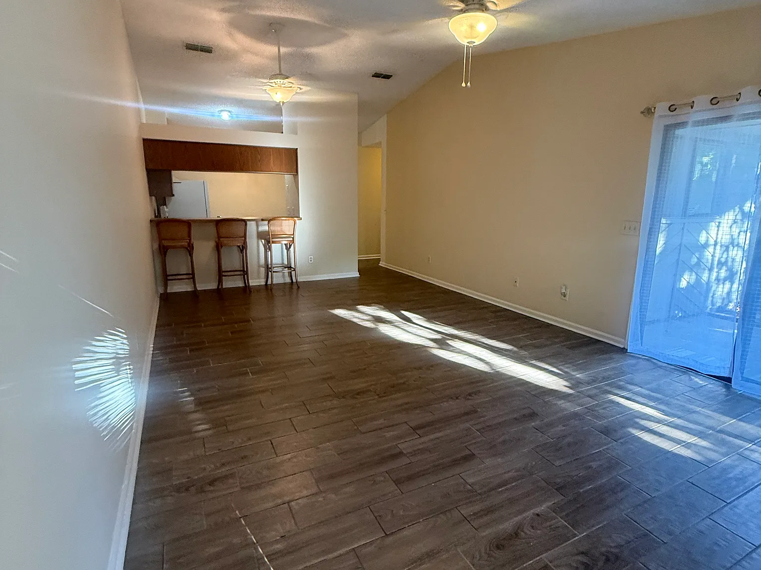 2 bed, 1014 sqft, $1,675 — Photo 3