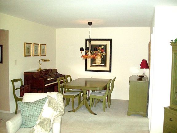 3rd image of 909 E Kenilworth Ave Unit 221