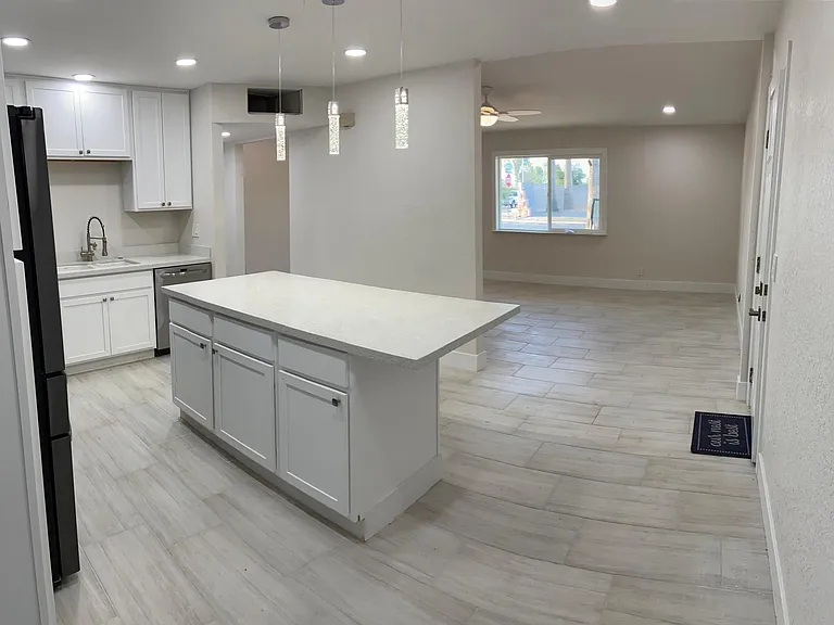 2011 E Balsam Ave — Photo 2