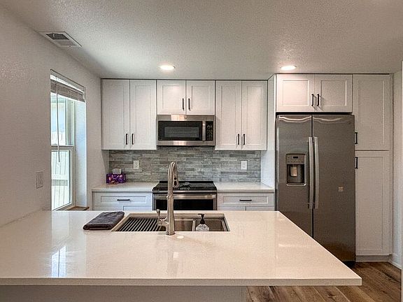 4th image of 1336 1/2 Kalamath St