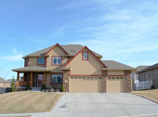 6761 Ridgewood Dr, Papillion, NE 68133