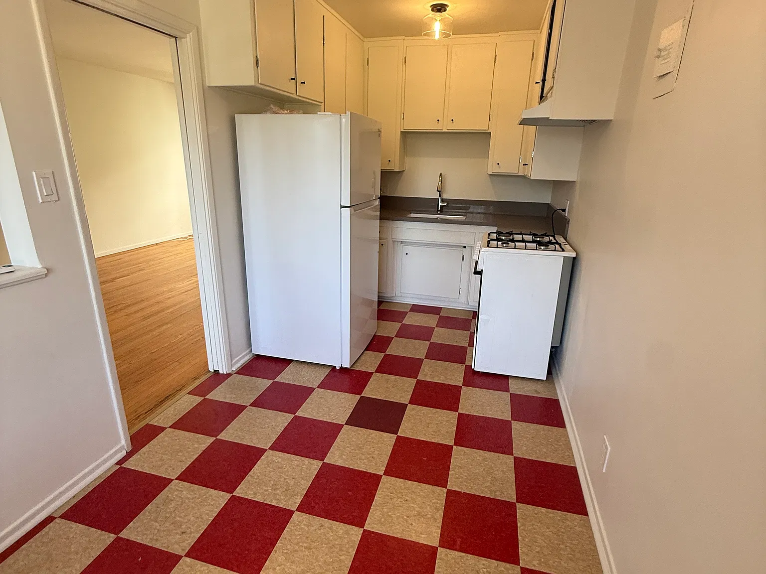 5525 Carlton Way Apartments — Photo 3