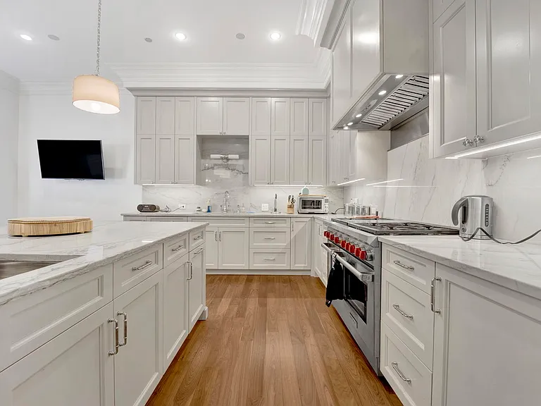 103 E Chestnut St #103 — Photo 17