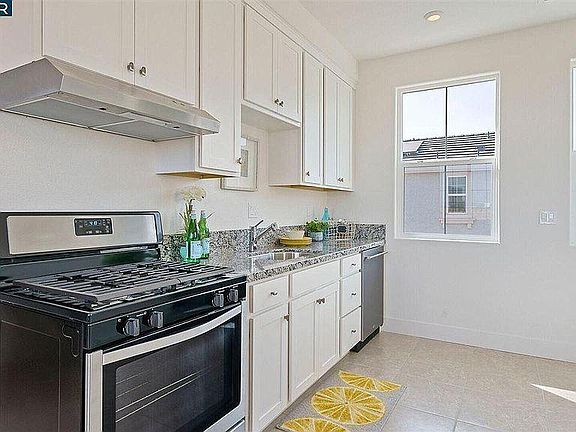 4th image of 253 E Wrigleys Ave