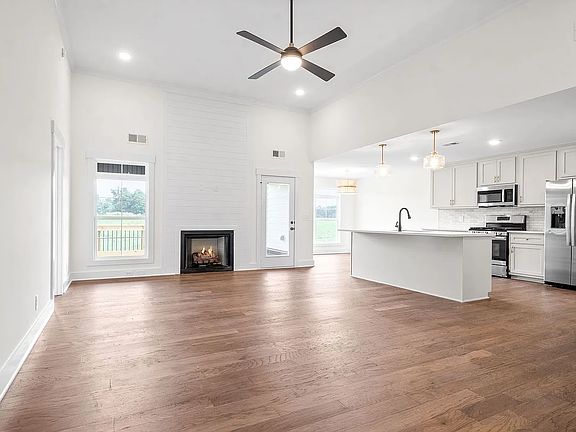 3rd image of 374 Frontier Dr