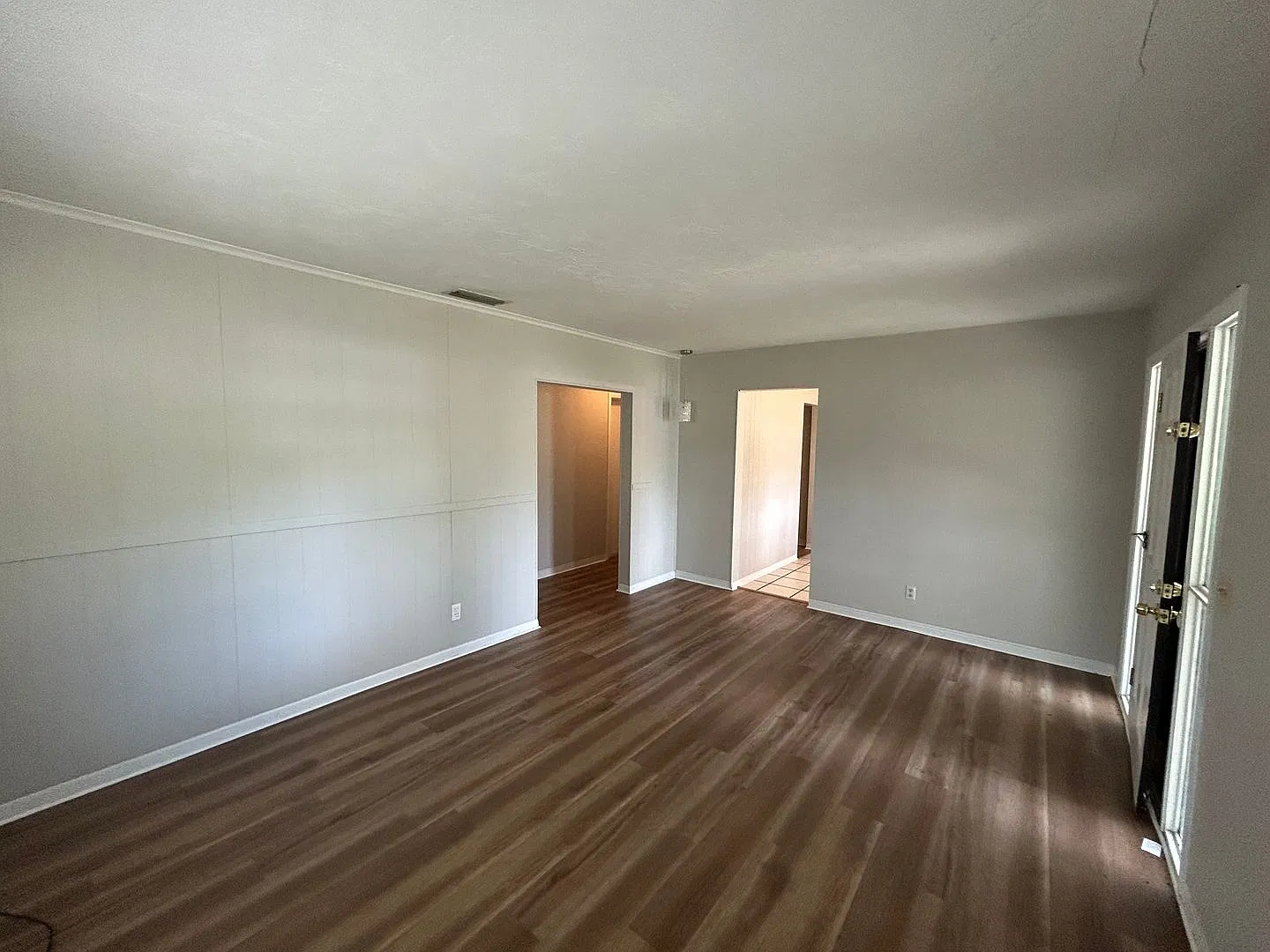 Charming 3-bed/1-bath single-family home available now! — Photo 3