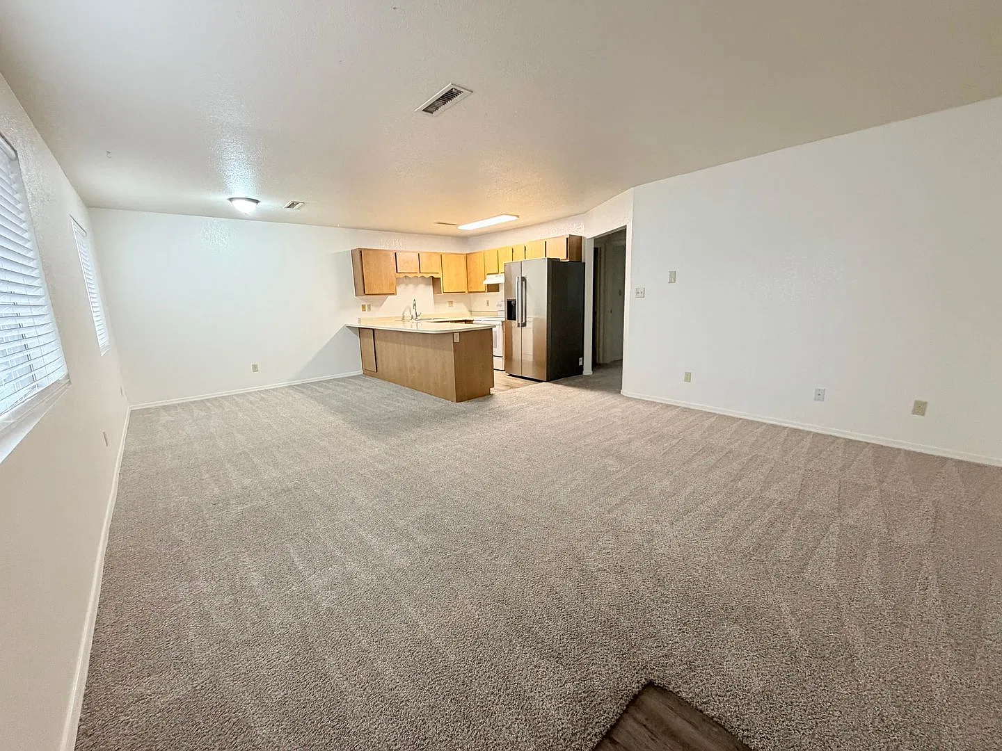3215 N Corrine Dr — Photo 2