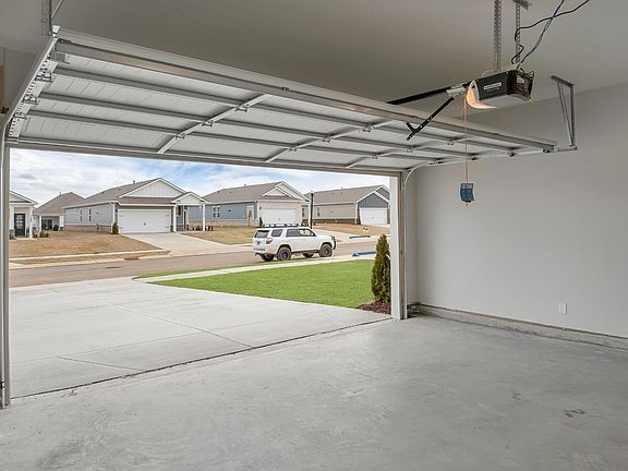4th image of 332 Carp Ct