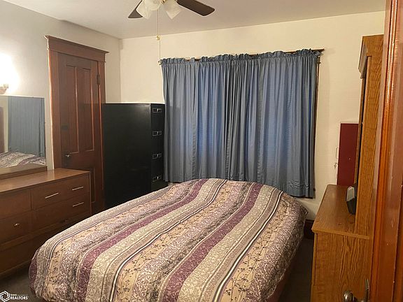 3rd image of 326 W Burlington Ave