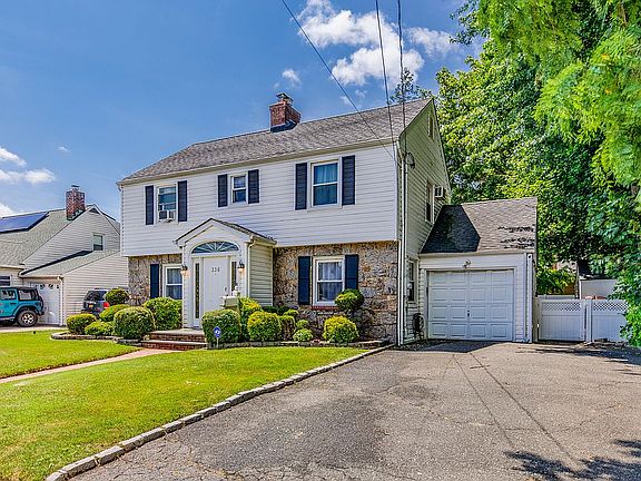 3rd image of 336 Nassau Blvd