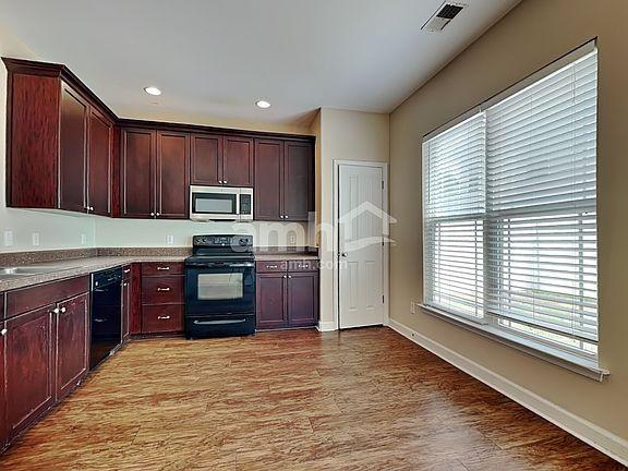 3rd image of 130 Summer Hill Ct