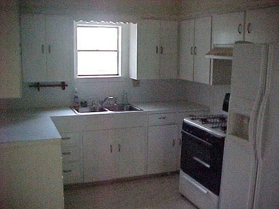 4th image of 305 E Pecan St