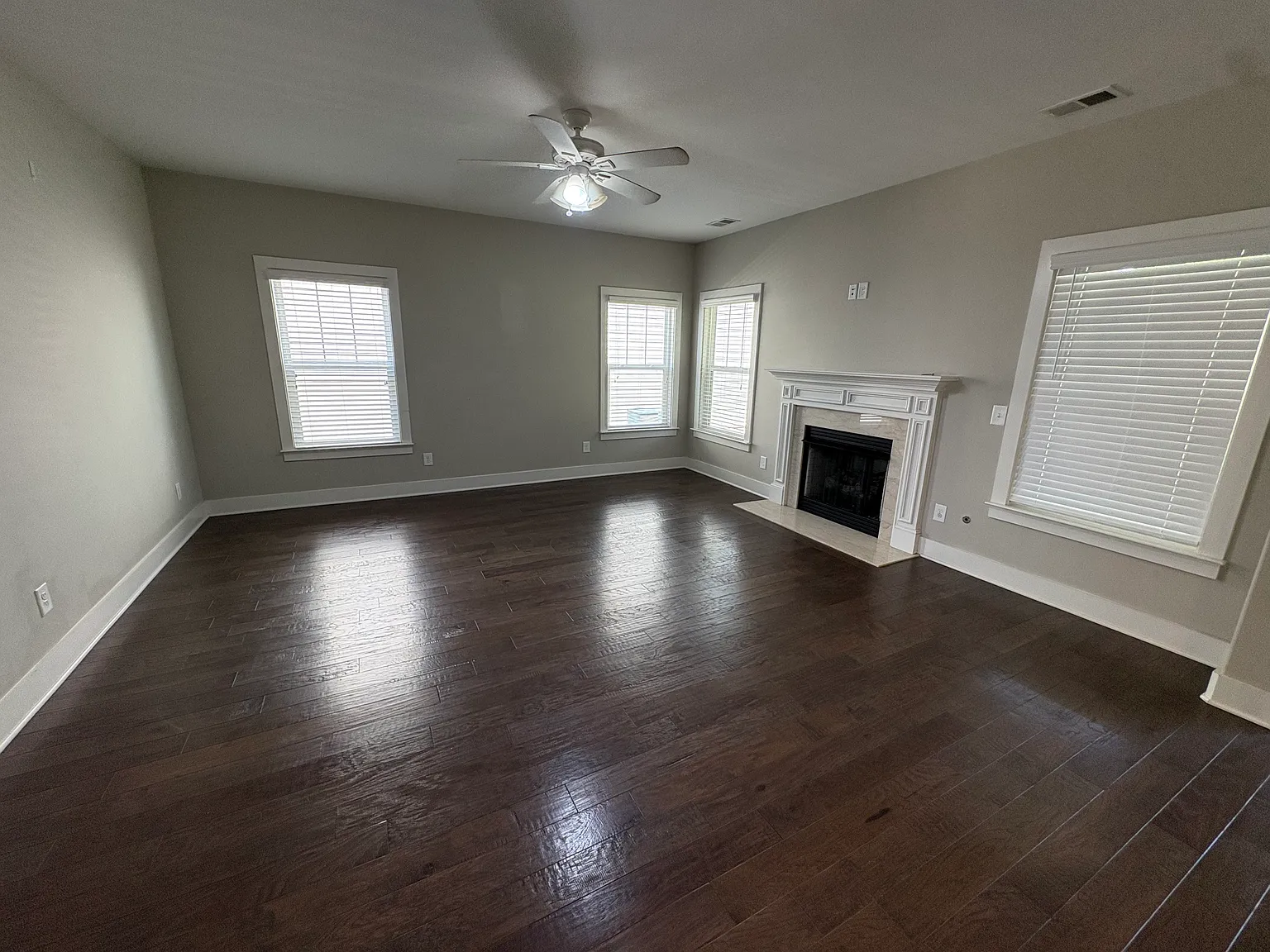 5 bed, 2849 sqft, $3,995 — Photo 3