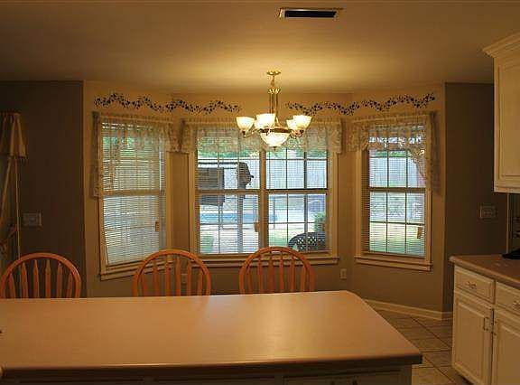 4th image of 915 Oak Lake Dr