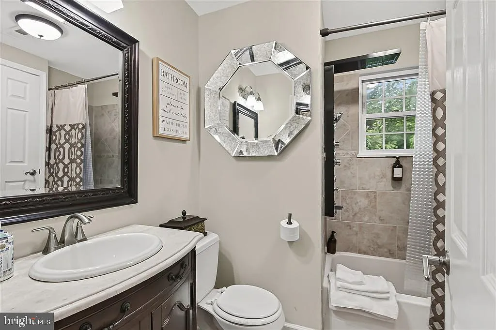 6 bed, 4.0 bath, 3200 sqft, $7,500 — Photo 3