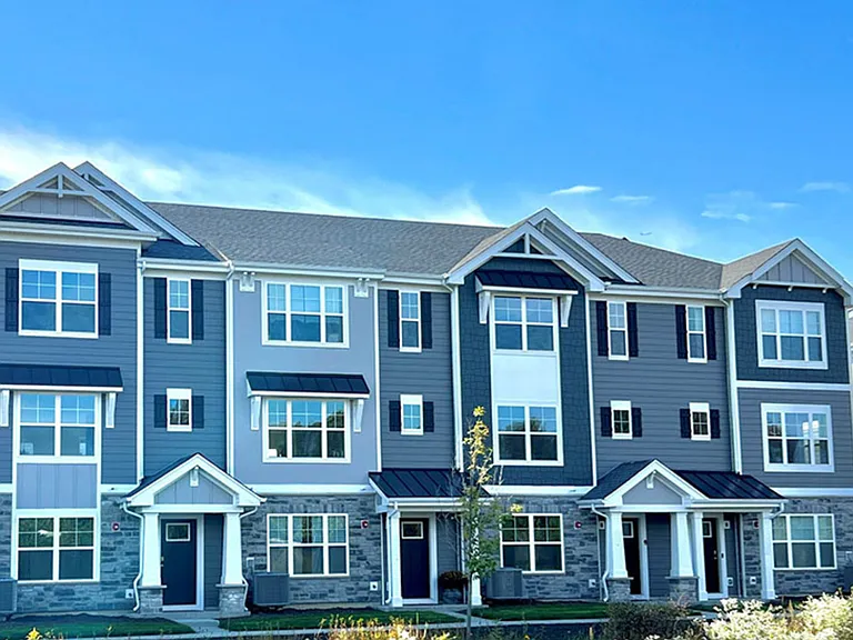 435 Lakeshore Ct — Photo 1