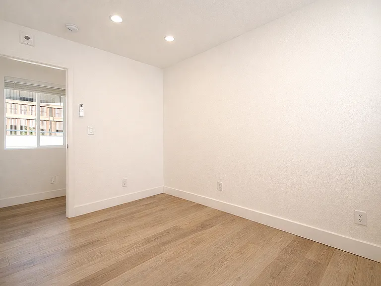 1803 Oxford St — Photo 17