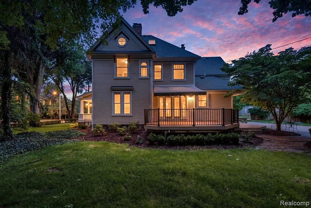 5 bed, 2.5 bath, 4844 sqft, $5,000 — Photo 1