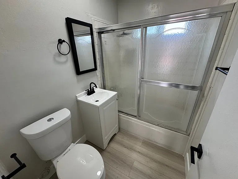 324 N Saint Louis St — Photo 9
