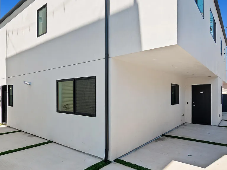 2631 S Cochran Ave — Photo 2