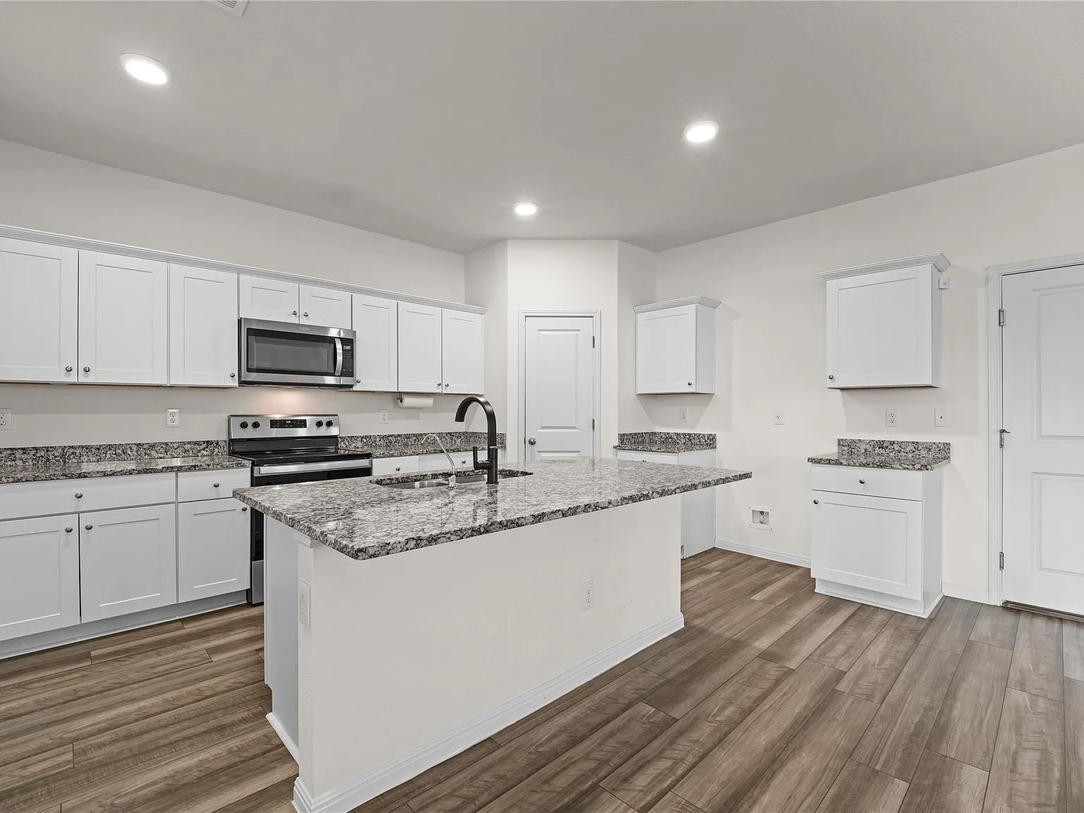 5 bed, 3.0 bath, 2625 sqft, $2,500 — Photo 3