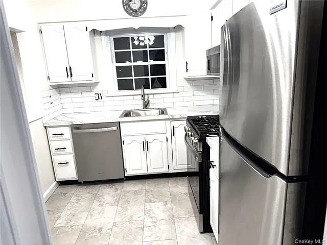 2365 Babylon St — Photo 3