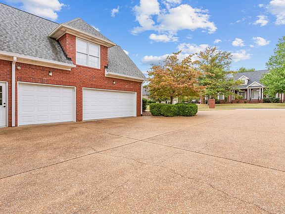 3rd image of 417 Five Oaks Blvd