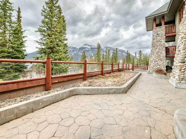 150 N Crossbow Pl #104, Canmore, AB T1W 3H5