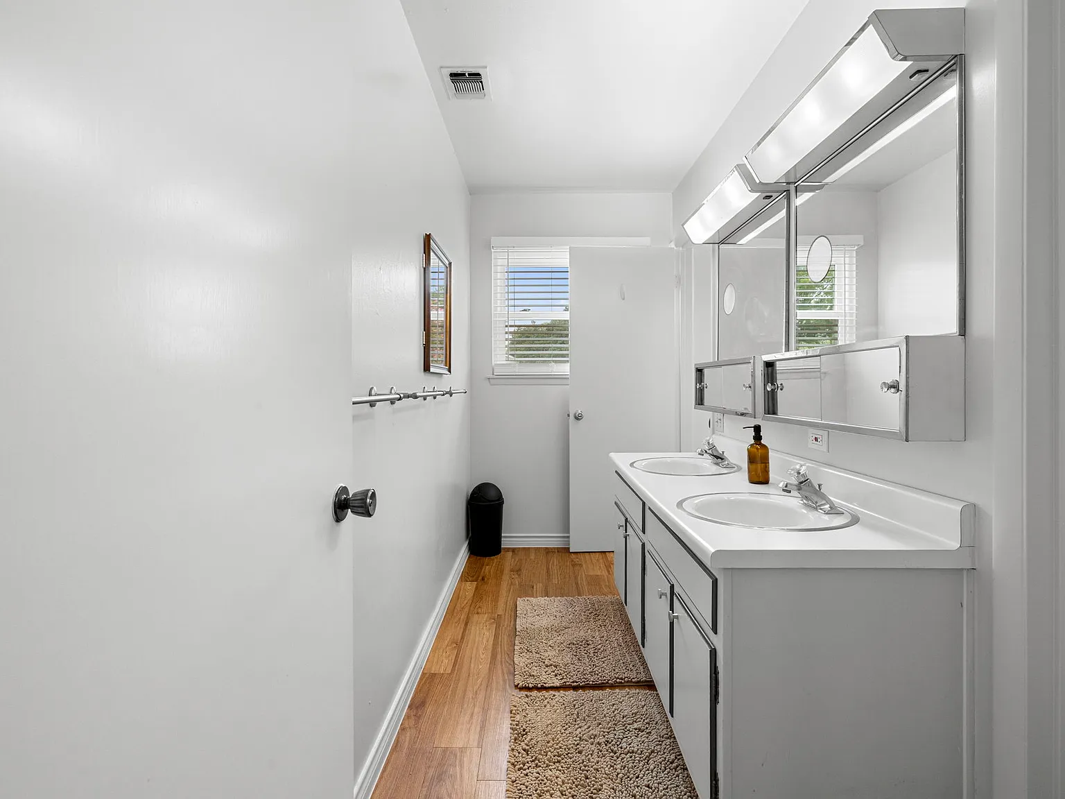 4 bed, 2.5 bath, 1744 sqft, $3,650 — Photo 3