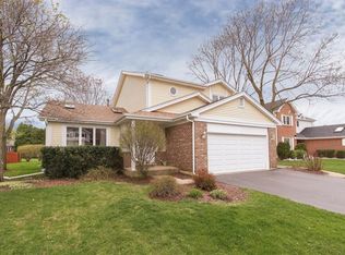 275 Denberry Dr, Lake Zurich, IL 60047