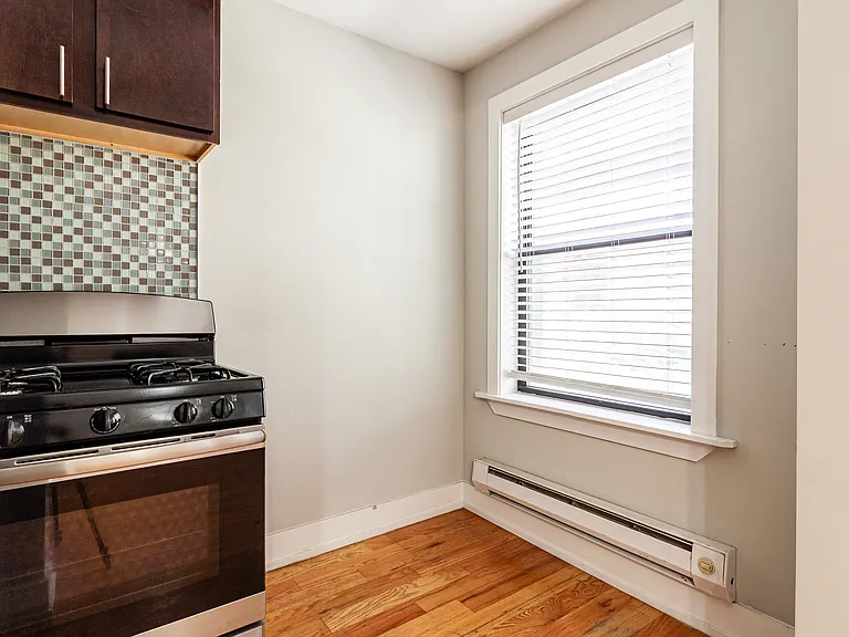 W Roscoe St — Photo 11