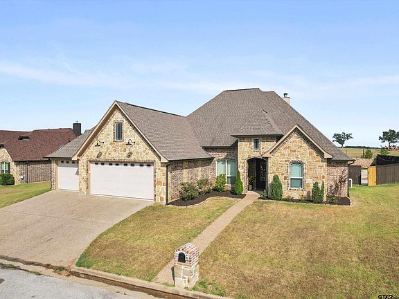 2nd image of 208 New Braunfels Ln