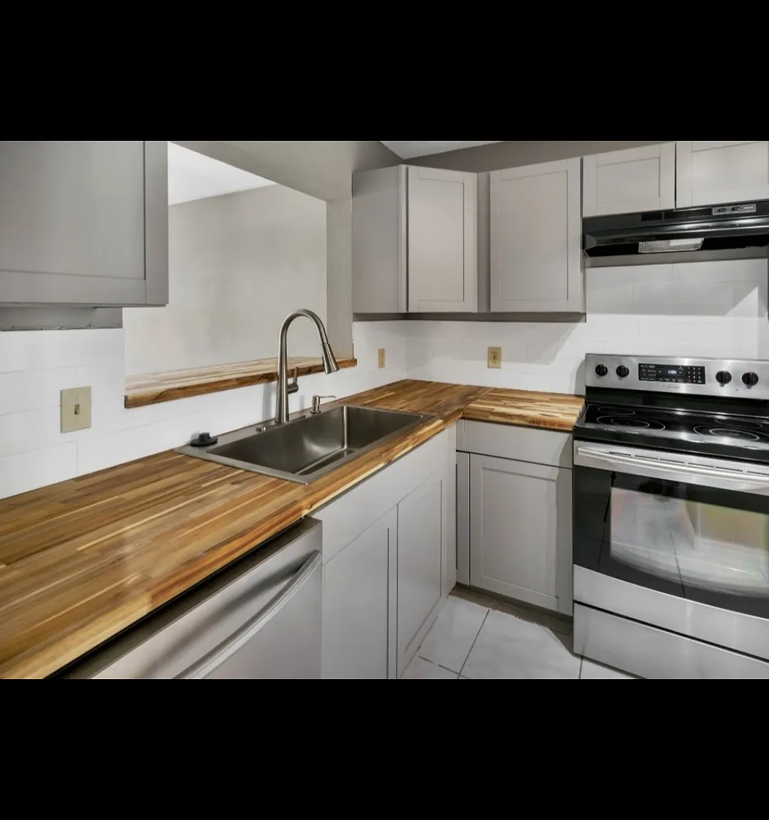 2 bed, 992 sqft, $1,800 — Photo 2