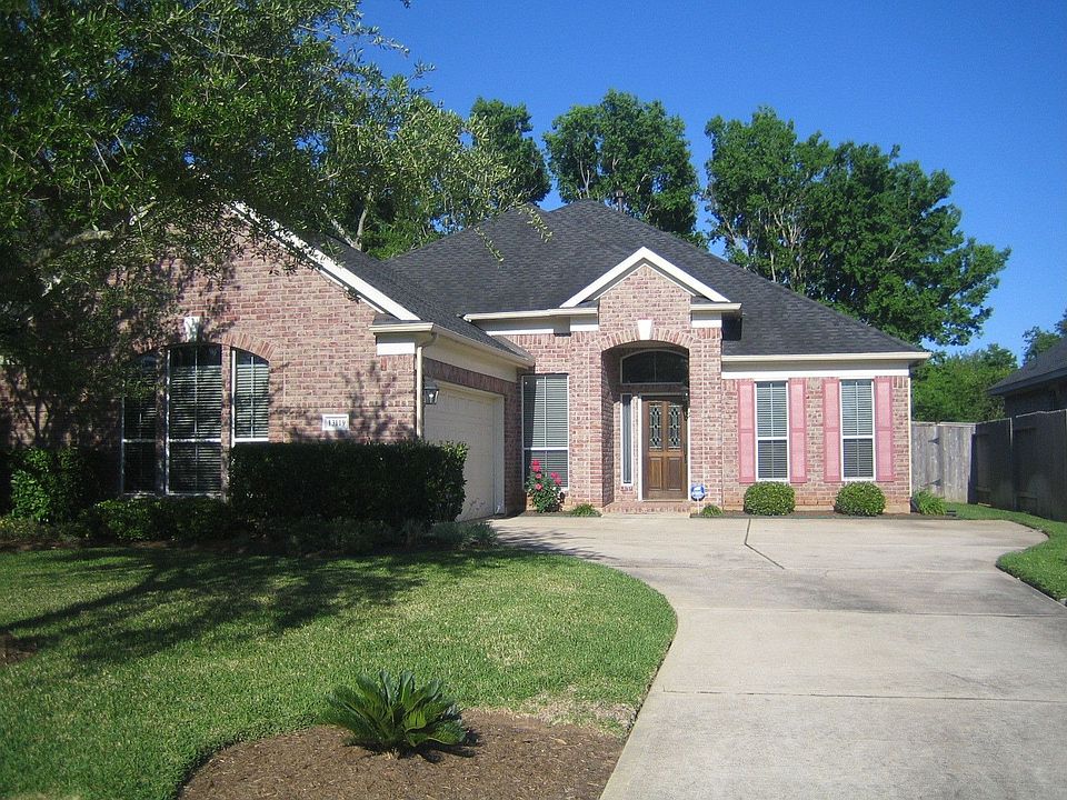 LAKE COMMUNITY CHARMER!