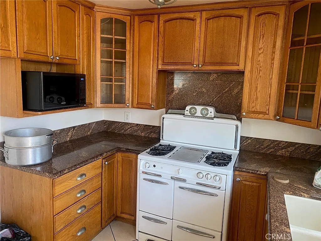 3 bed, 930 sqft, $2,600 — Photo 4