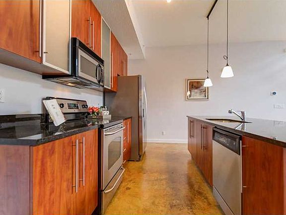 4th image of 2752 NE 8th Ave