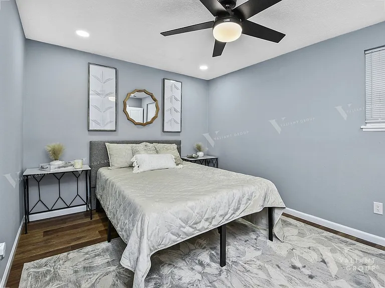 1435 E Elm St — Photo 18
