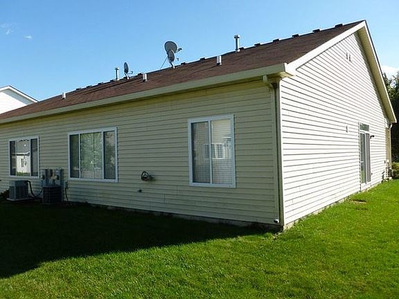 Nice side & back yard!