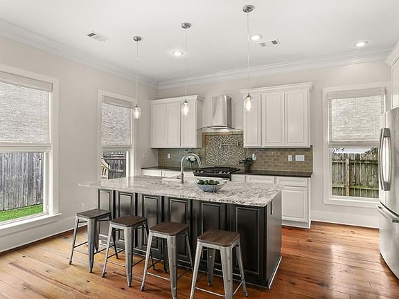 4th image of 1038 Valence St