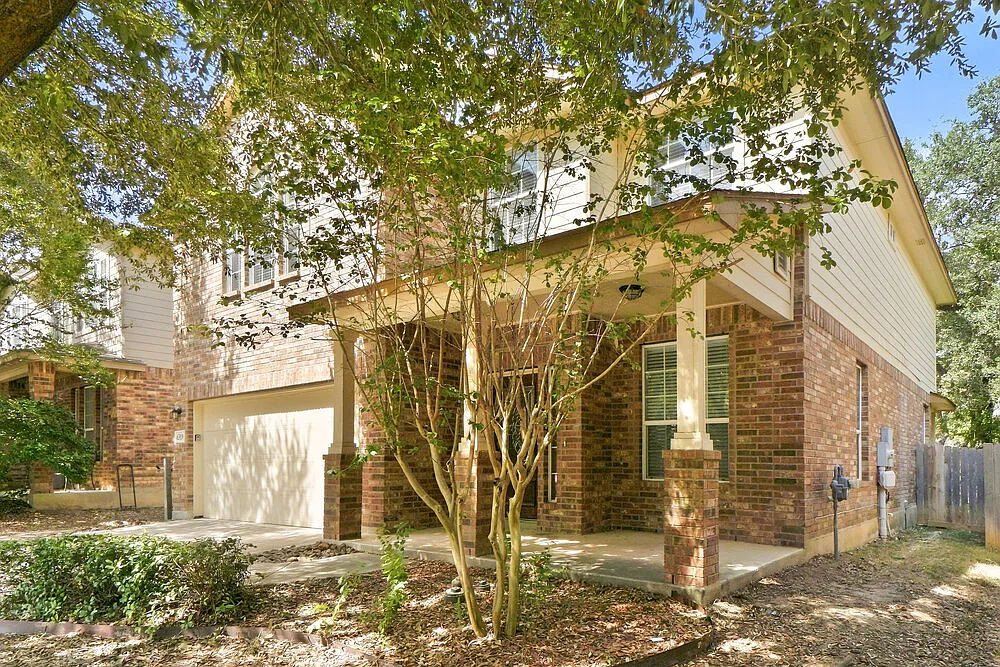 4 bed, 2.5 bath, 2704 sqft, $2,270 — Photo 4