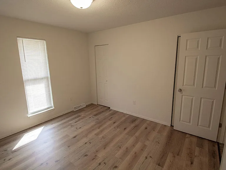 1007 W Ash St — Photo 11