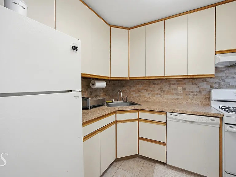 2100 Linwood Ave #21-P — Photo 4