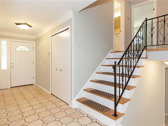 3rd image of 372 Royal Oak Blvd