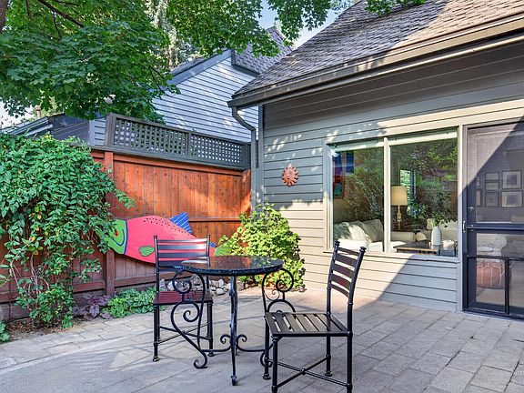 5th image of 983 E Strawberry Ln